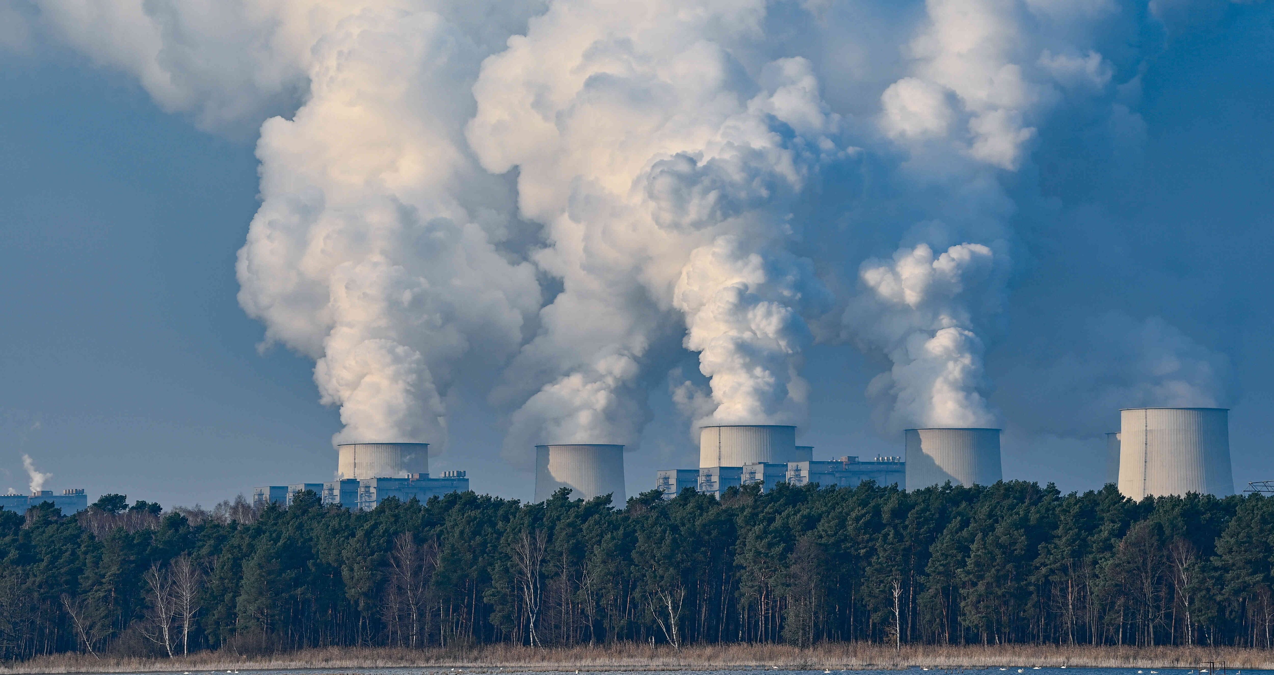Esta definición es imprecisa desde el punto de vista jurídico y técnico en la medida en que no toda afectación implica per se un daño ambiental que amerite sanción.