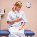 Mujer realizando autoexamen de seno.