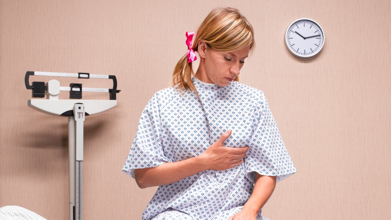 Mujer realizando autoexamen de seno.
