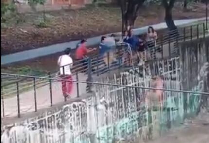 El joven, sin pensarlo ni un momento, se lanzó al agua para salvar a un perro que había caído en el río y estaba siendo arrastrado por la fuerza de la corriente.