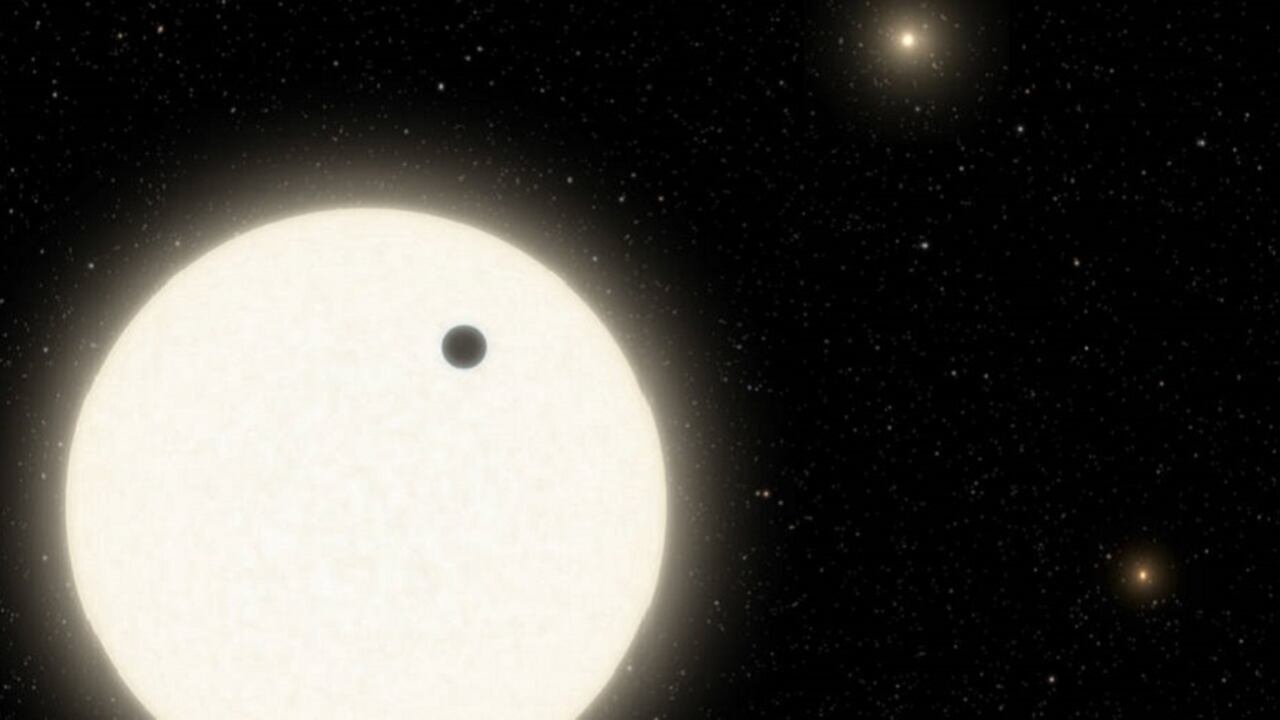 NASA revela existencia de un nuevo planeta que orbita una estrella en un sistema triple
