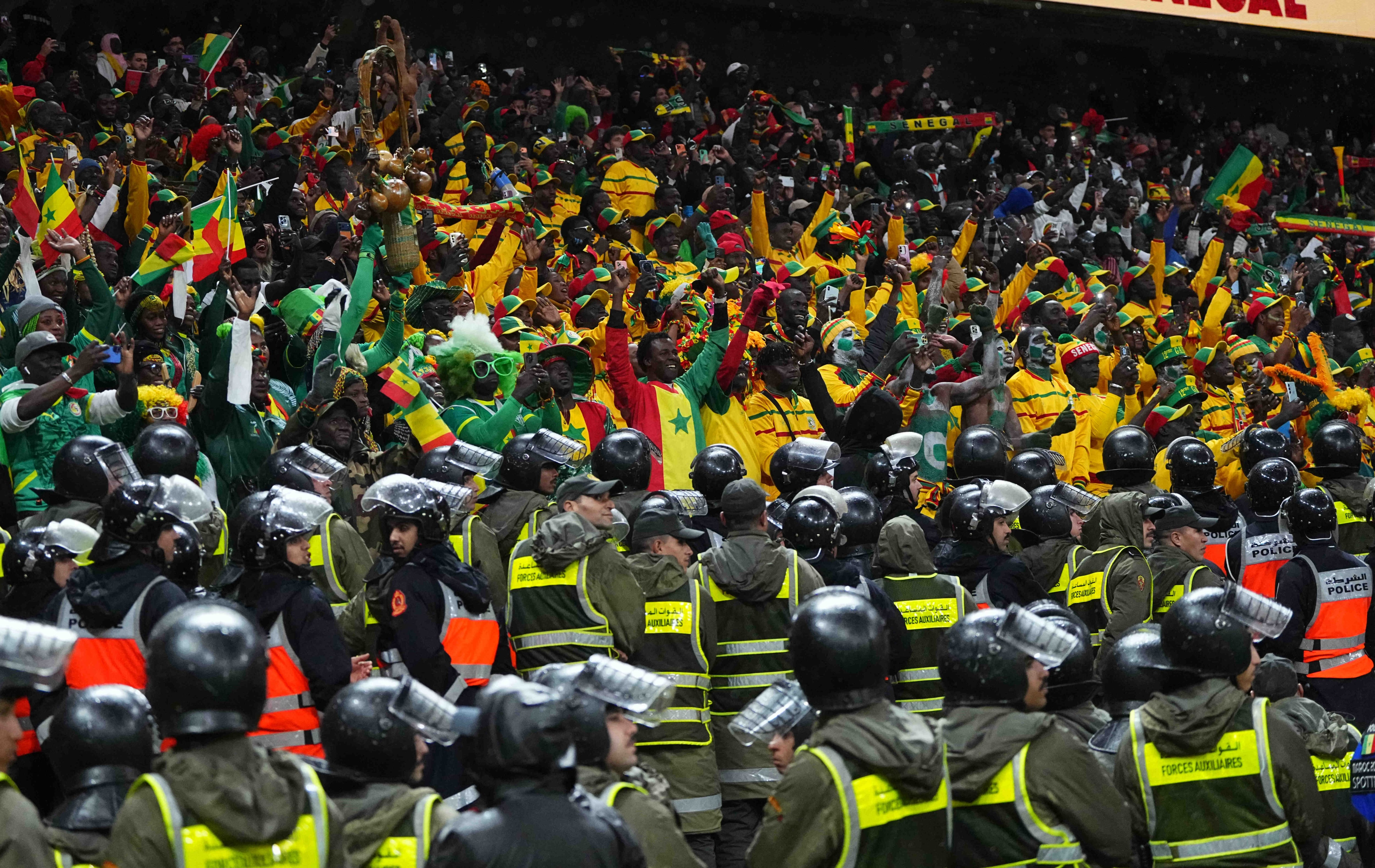 Policía de Marruecos y fanáticos de Senegal en el estadio de Rabat.