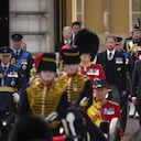 Los príncipes Harry y Andrés no tenían permitido usar el uniforme militar tras ser despojados, por la reina, de sus cargos militares honorarios.