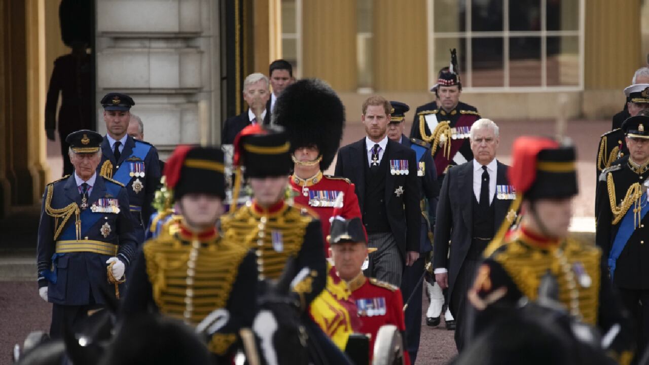 Los príncipes Harry y Andrés no tenían permitido usar el uniforme militar tras ser despojados, por la reina, de sus cargos militares honorarios.