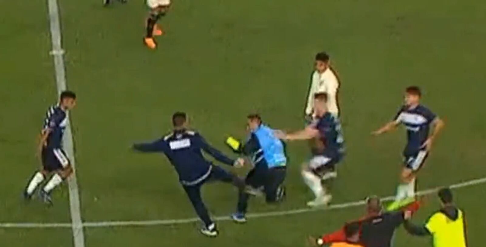 A pesar de la pelea, Universitario avanzó en la Sudamericana como segundo del grupo.