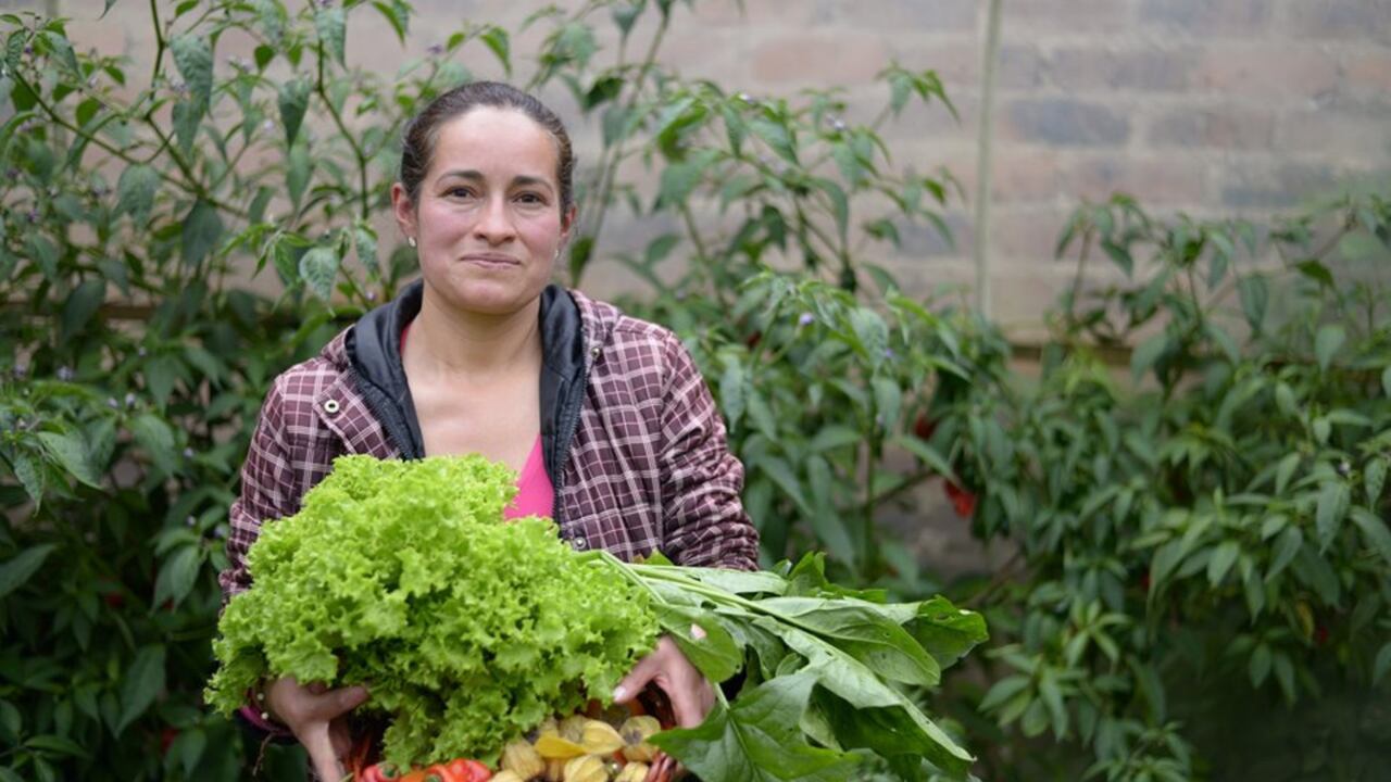 Sus aguas dan vida y fertilidad a las tierras que la rodean. Los cultivos de papa de año, papa criolla, habas, arvejas y cebolla abundan en la zona, donde también se practica la ganadería y la piscicultura.