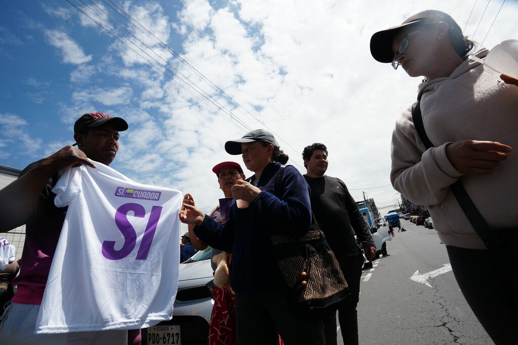 Habitantes locales se movilizan para animar a la población a votar a favor de un referéndum que decidirá, entre otros asuntos, si se permiten bases militares extranjeras en Ecuador, durante una concentración en Guayaquil