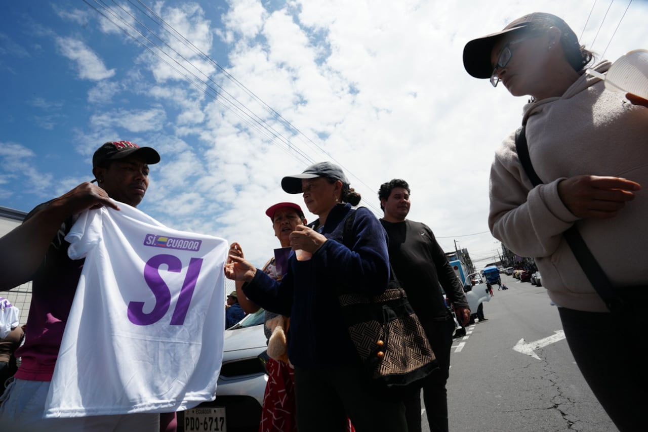 Habitantes locales se movilizan para animar a la población a votar a favor de un referéndum que decidirá, entre otros asuntos, si se permiten bases militares extranjeras en Ecuador, durante una concentración en Guayaquil