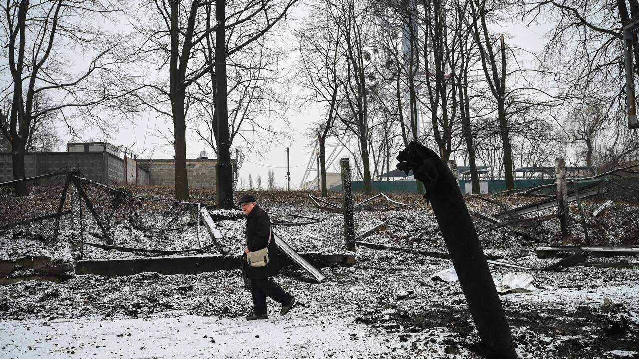 El pueblo ucraniano sigue padeciendo los ataques del gobierno Ruso. (Photo by ARIS MESSINIS / AFP)
