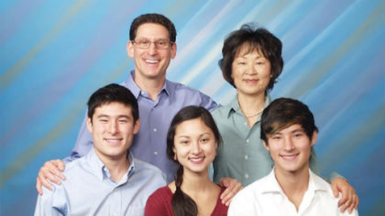 Cohen, tras asegurar haber sostenido una relación homosexual por tres años, ahora está casado con una mujer y tiene tres hijos.