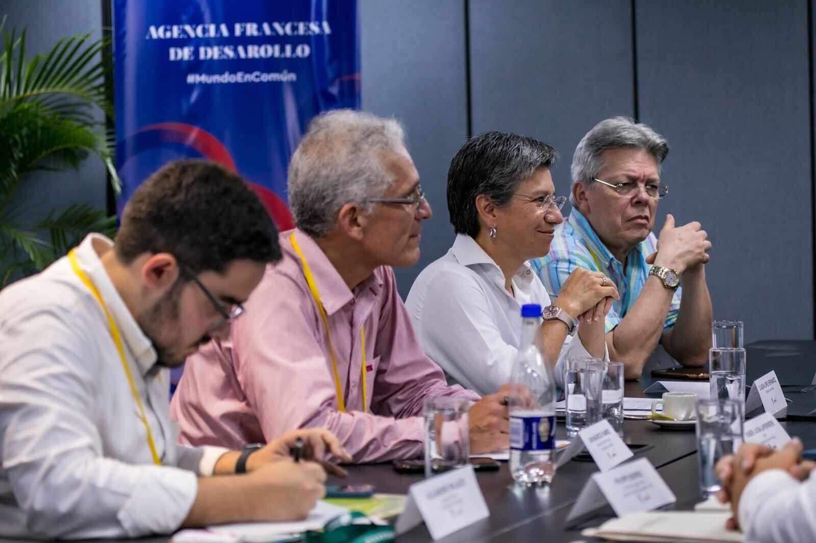 La alcaldesa Claudia López acompañada por el secretario de Hacienda, Juan Mauricio Ramírez, y el gerente de la Empresa Metro, Leónidas Narváez.