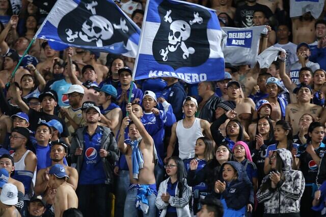 Hinchas de Millonarios cantaron el 'ole' a favor de su equipo, así fueran perdiendo.