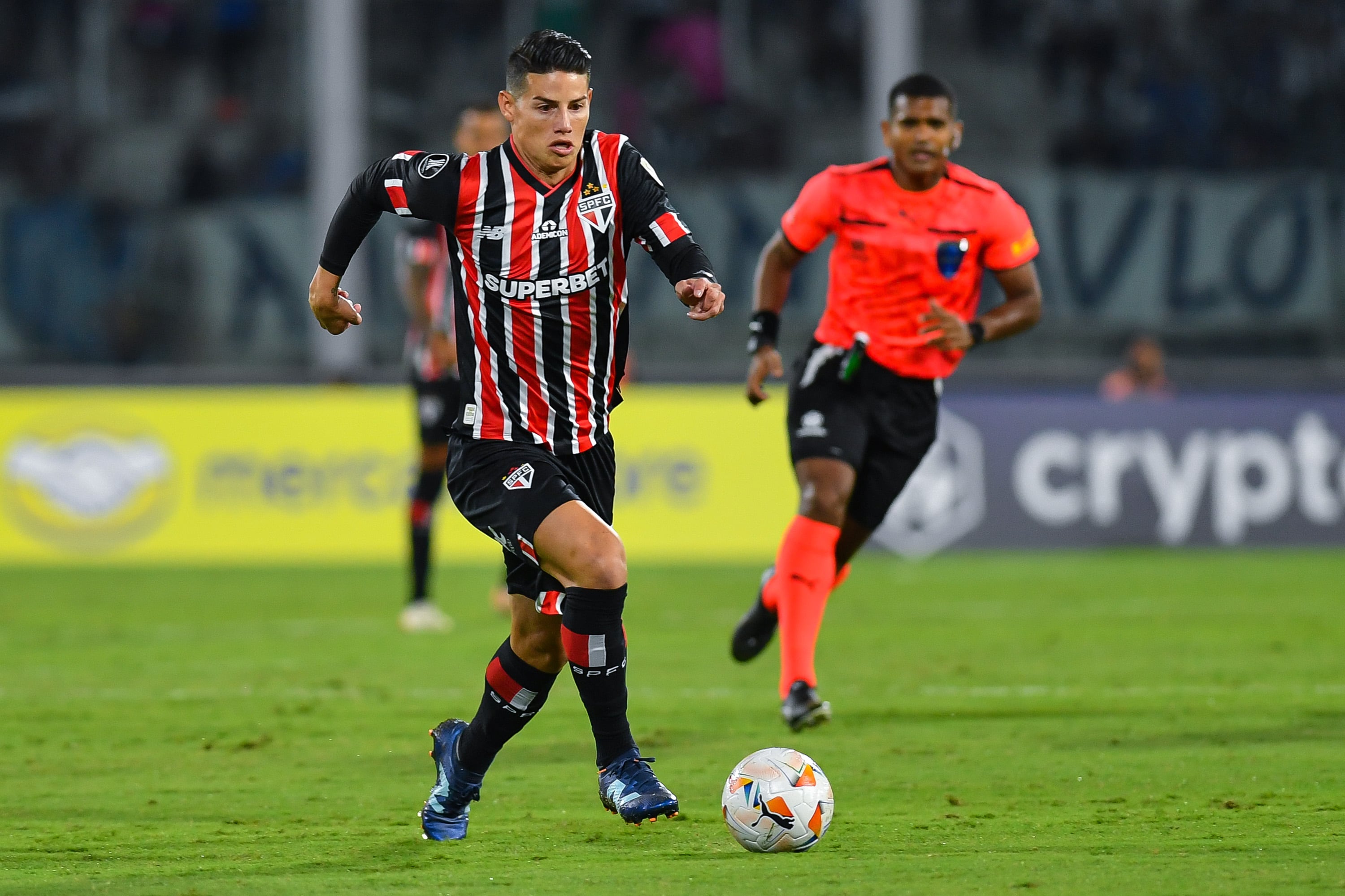 CORDOBA, ARGENTINA - APRIL 04: James Rodriguez of Sao Paulo controls the ball during the Copa CONMEBOL Libertadores Group B match between Talleres and Sao Paulo at Mario Alberto Kempes Stadium on April 04, 2024 in Cordoba, Argentina. (Photo by Hernan Cortez/Getty Images)