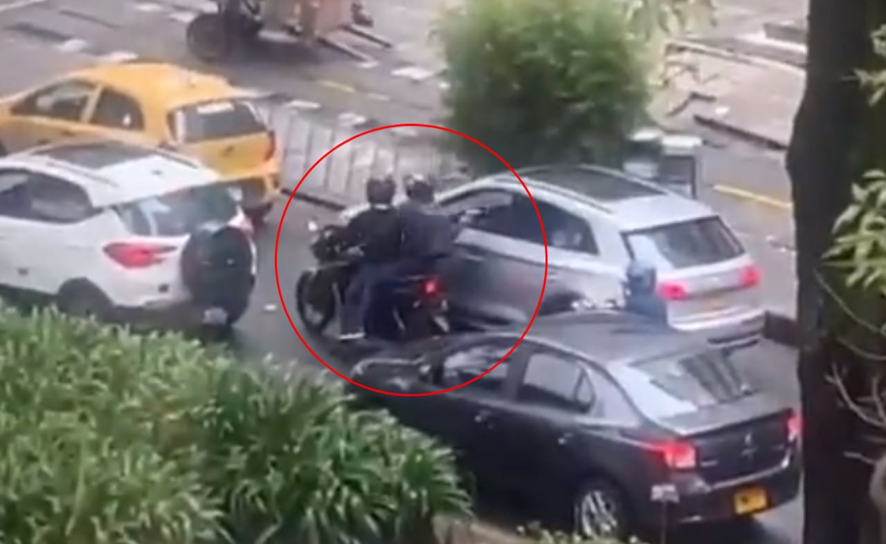 Dos hombres en una motocicleta amenazaron a un conductor y los pasajeros de una camioneta.