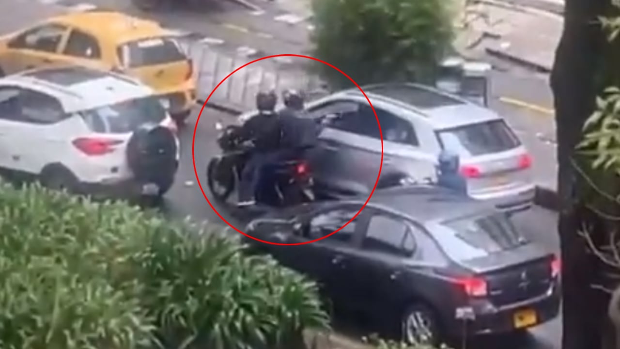 Dos hombres en una motocicleta amenazaron a un conductor y los pasajeros de una camioneta.