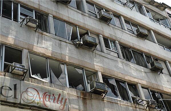 Decenas de edificaciones fueron afectadas por la onda expansiva, entre ellas el Centro Administrativo Distrital, la sede de la Fiscalía y varios locales comerciales. 