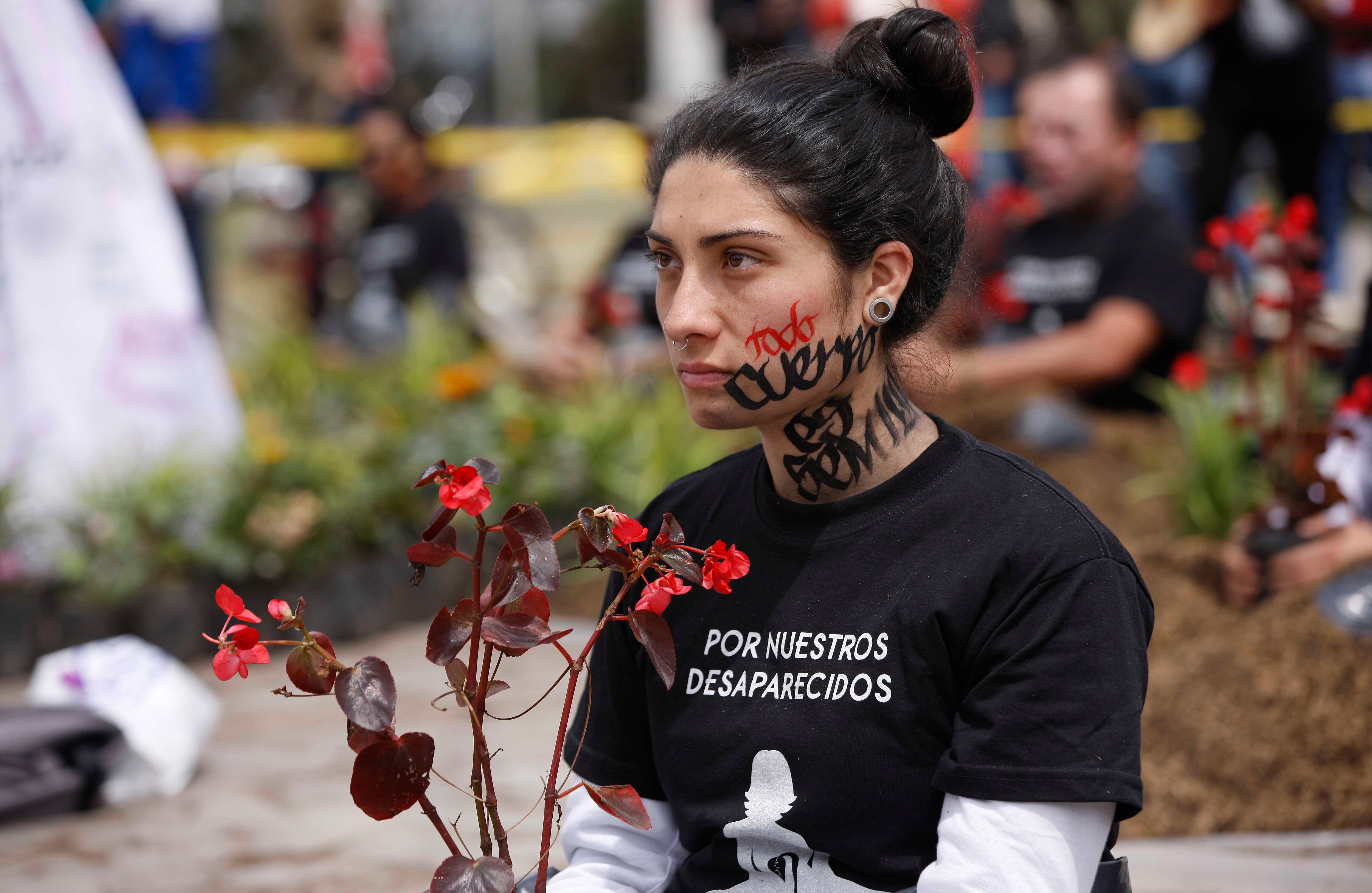 Cuerpos cubiertos con tierra símbolo de la siembra de la vida y de la paz como acto para recordar las víctimas de desaparición forzada.  Foto: León Darío Peláez / SEMANA 
