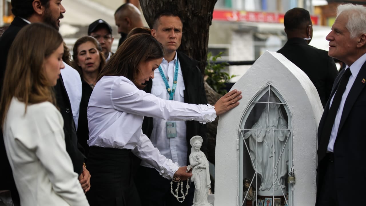 María Claudia Tarazona y su familia, visitan la tumba de Miguel Uribe Turbay en el Cementerio Central.