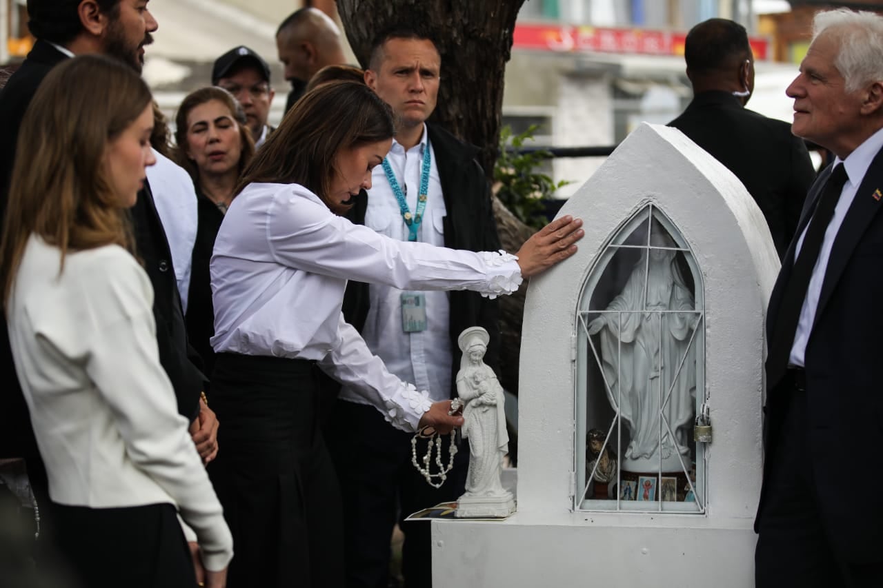 María Claudia Tarazona y su familia, visitan la tumba de Miguel Uribe Turbay en el Cementerio Central.