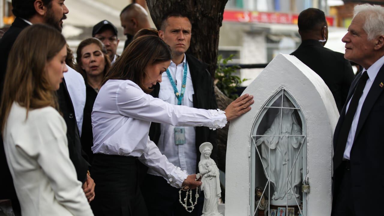 María Claudia Tarazona y su familia visitando la tumba de Miguel Uribe Turbay en el Cementerio Central, en Bogotá.