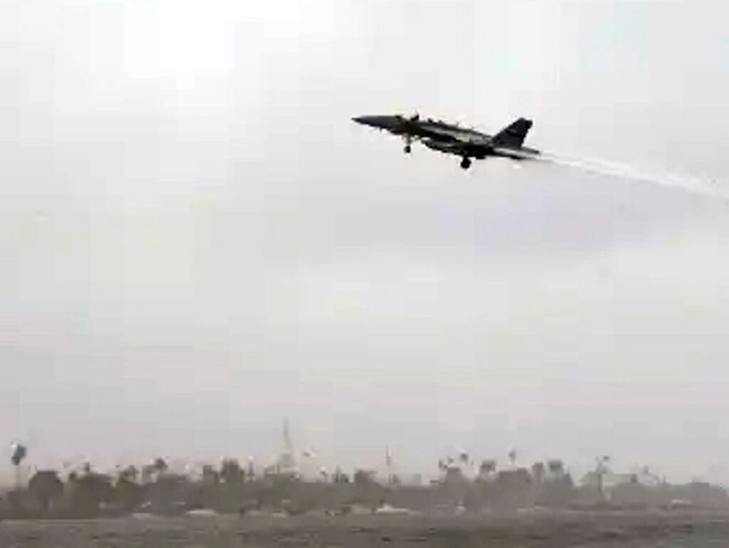 Esta imagen proporcionada por Premier Sportsfishing muestra un Growler E/A-18G antes de estrellarse frente a la costa de San Diego el miércoles 12 de febrero de 2025. (Capitán Brandon Viets/Premier Sportsfishing vía AP)