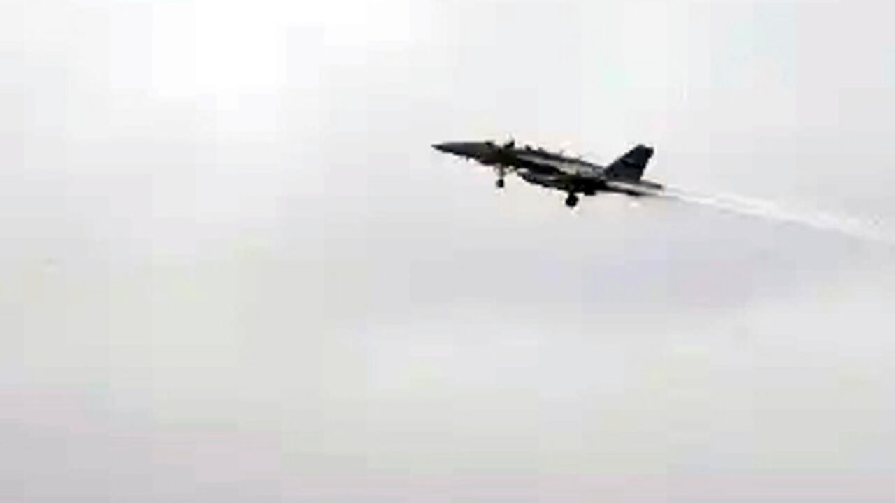 Esta imagen proporcionada por Premier Sportsfishing muestra un Growler E/A-18G antes de estrellarse frente a la costa de San Diego el miércoles 12 de febrero de 2025. (Capitán Brandon Viets/Premier Sportsfishing vía AP)