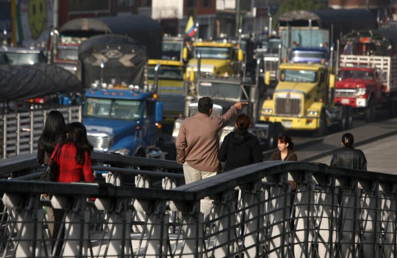 Usuarios del TransMilenio se vieron afectados con el paro. De acuerdo con la Policía de Tránsito de Bogotá, la operación en el sistema está lenta, pero se garantiza el acceso al servicio.