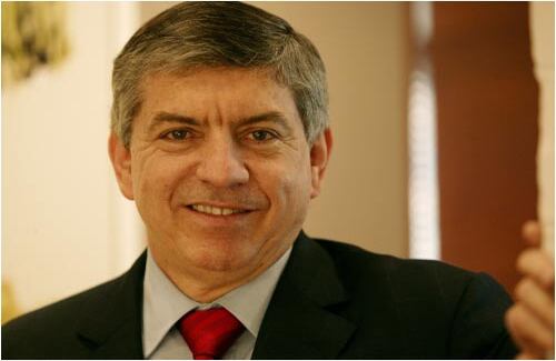 Revolcón  a la oposición César Gaviria
 
El de César Gaviria resultó ser un regreso de verdad. Las apuestas indicaban que después de las elecciones de 2006 se retiraría. Pero se quedó al frente del ahora minoritario Partido Liberal y aprovechó para concretar un proyecto que preparó durante siete años: su propia galería de arte, que abrirá en marzo. La historia lo puso en un papel poco común para él: la oposición. A pesar de que sus interlocutores reconocen que Gaviria es más amable y más sincero, sienten que no saben lo que tiene en su cabeza. Es un verdadero estratega y por eso solo él conoce el ciento por ciento de la información que maneja, . Cuando está en Colombia aprovecha el tiempo al máximo en reuniones que lo ayudan a calmar lo más agudo de su preocupación en su vida: la seguridad de su familia. Este año sufrió con el asesinato de su hermana Liliana y aún siente zozobra por las investigaciones. Es común que un viernes en la noche se le encuentre tomando un avión para Nueva Y