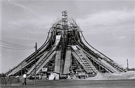 Esta foto de 1959 muestra la construcción de la Catedral de Brasilia.