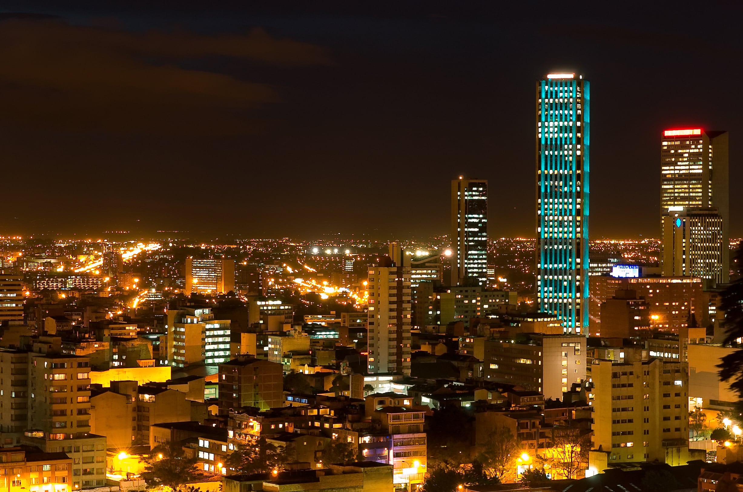 mirando al centro de bogotá, colombia y su torre colpatria (uno de los edificios más altos de américa latina) que está iluminado en diferentes colores, ver más colores en mi portafolio