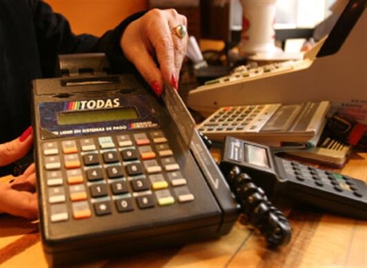 Para facilitar la operación manual, recurrió a una máquina de impresión plana para adquirir y procesar la información de la tarjeta en un paquete de papel carbón, y el sonido de la manija deslizándose se convirtió en el nombre de la máquina, zip-zap.