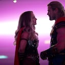 Natalie Portman es Mighty Thor y Chris Hemsworth es Thor en THOR: LOVE AND THUNDER. Foto: Jasin Boland.