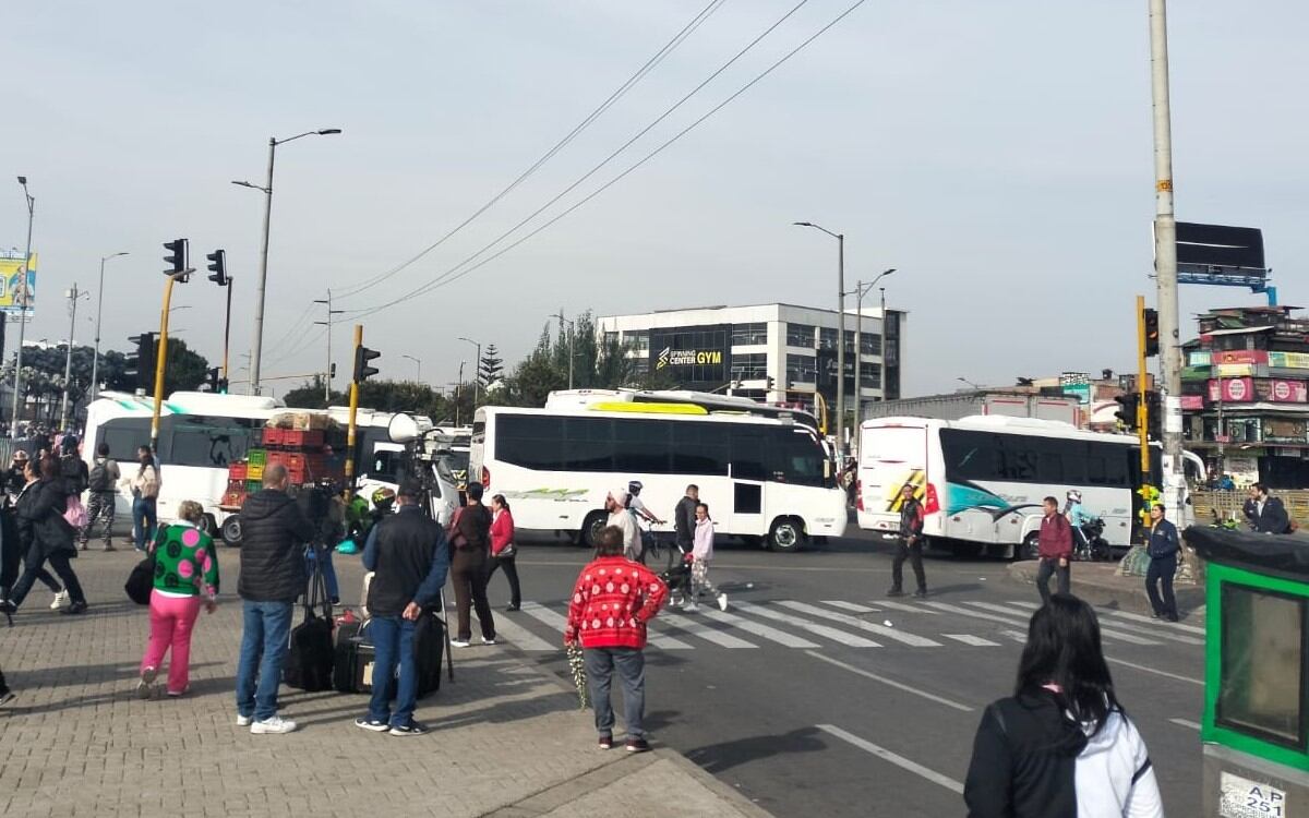 Imagen de uno de los bloqueos que se registra este martes en Bogotá.