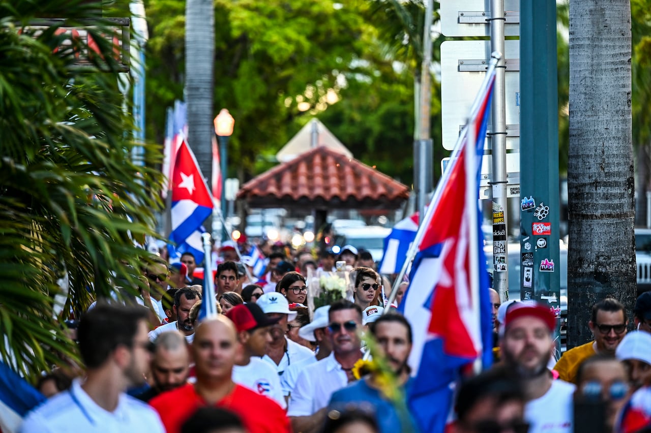 La comunidad cubana en Miami se hizo sentir este lunes conmemorando las protestas de 2021. (Photo by CHANDAN KHANNA / AFP)