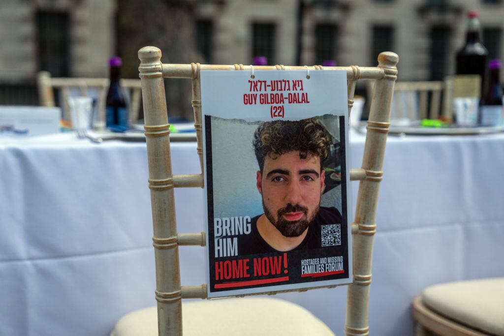 Un cartel desaparecido está colgado en una silla en una mesa vacía del Seder con 133 sillas que representan a los rehenes tomados por Hamas el 7 de octubre, durante una protesta frente a Downing Street el 17 de abril de 2024 en Londres, Inglaterra.