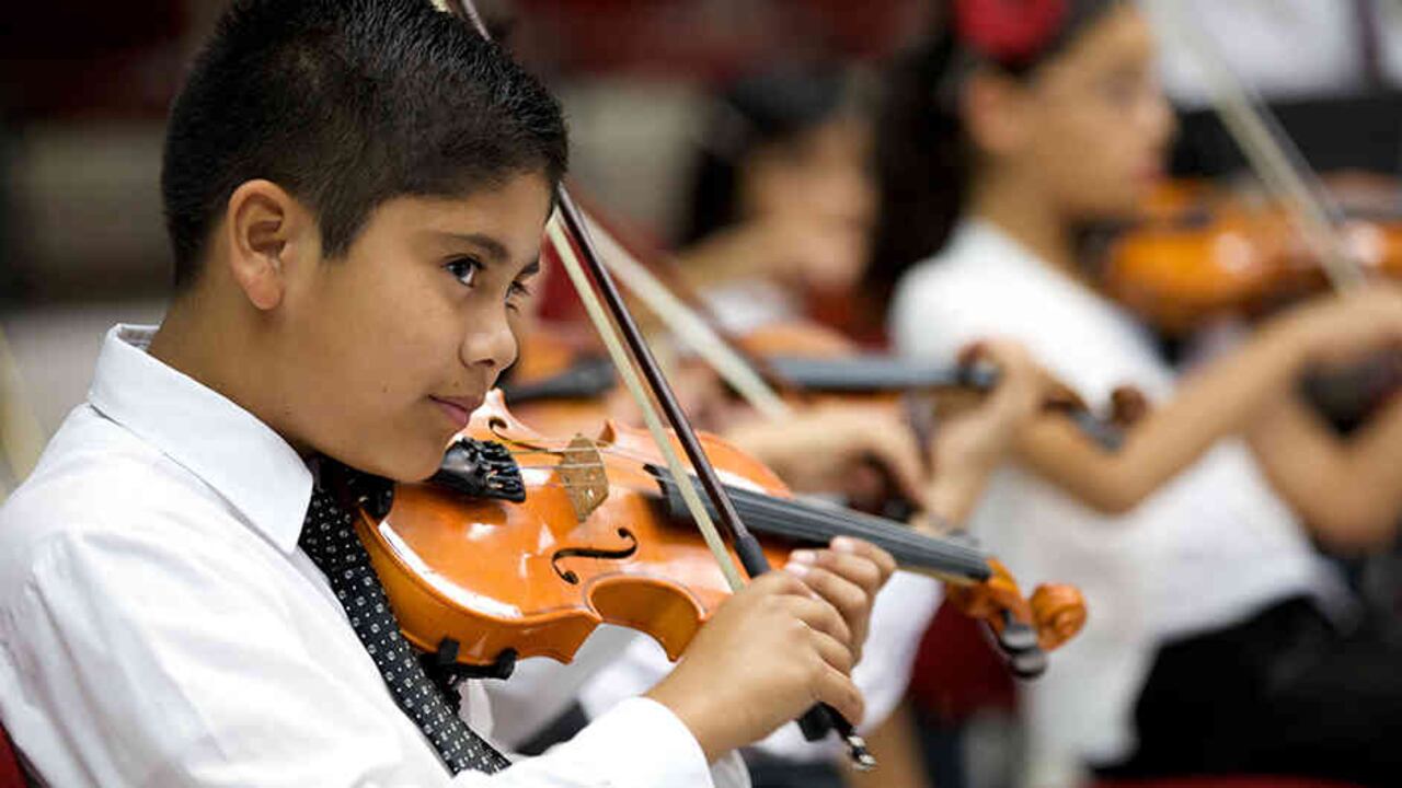 La escuela de formación es gratuita y recibe a más de 1.800 personas. Cada integrante explora el instrumento de su preferencia.