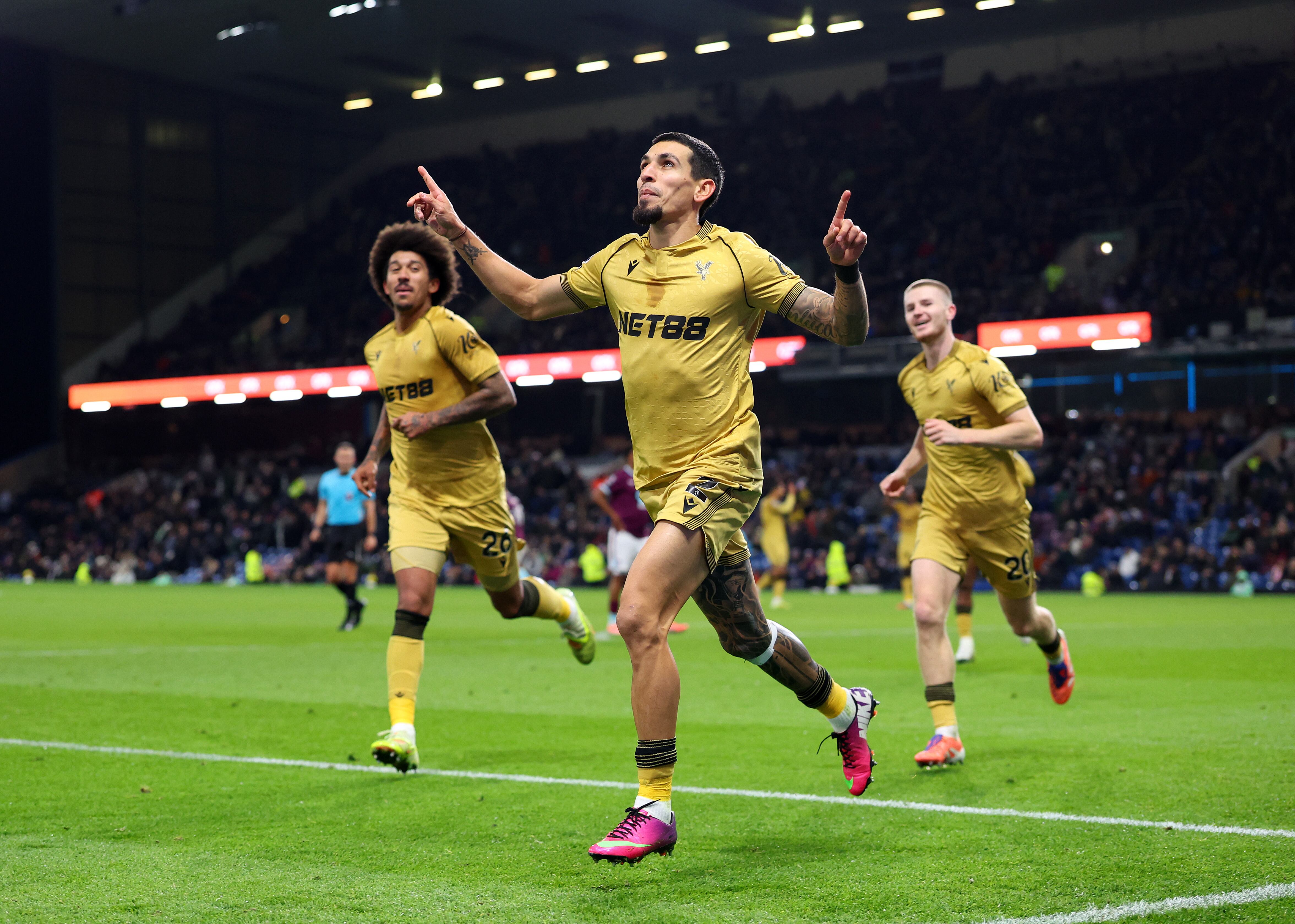 Daniel Muñoz celebra el gol contra el Burnley.