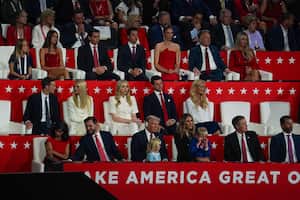 MILWAUKEE, WISCONSIN - 18 DE JULIO: El ex presidente estadounidense Donald Trump y su familia son vistos durante la Convención Nacional Republicana (RNC) en el Foro Fiserv en Milwaukee, Wisconsin, Estados Unidos, el 18 de julio de 2024. (Foto de Serra