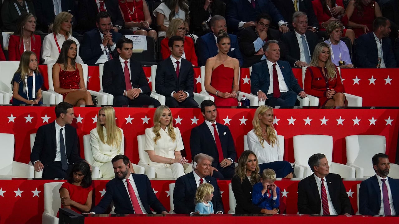 MILWAUKEE, WISCONSIN - 18 DE JULIO: El ex presidente estadounidense Donald Trump y su familia son vistos durante la Convención Nacional Republicana (RNC) en el Foro Fiserv en Milwaukee, Wisconsin, Estados Unidos, el 18 de julio de 2024. (Foto de Serra