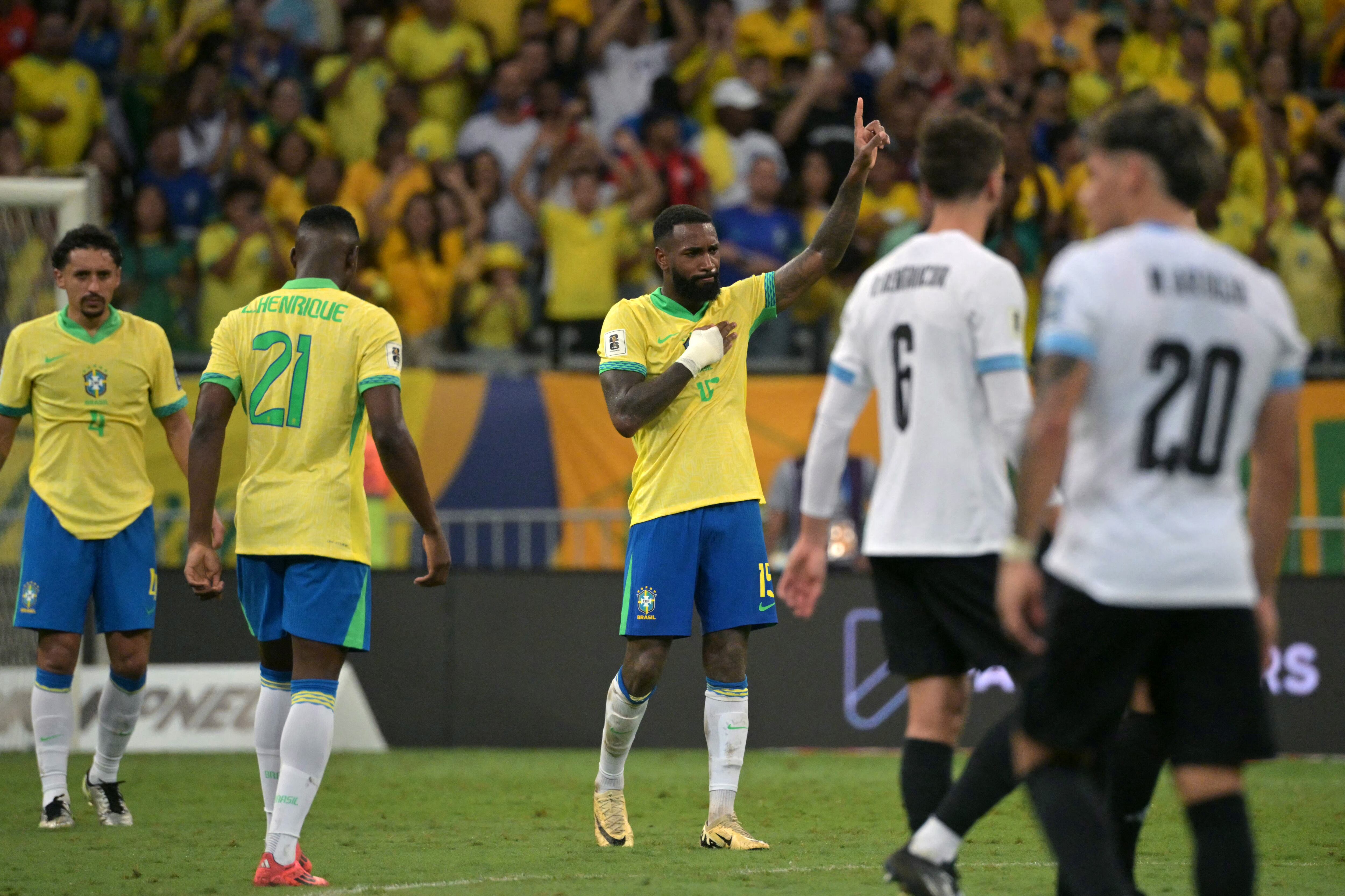 El mediocampista brasileño #15 Gerson celebra después de marcar un gol durante las eliminatorias sudamericanas para la Copa Mundial de la FIFA 2026.