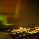 Las auroras boreales aparecen sobre las casas de Nuuk, Groenlandia, temprano en la mañana del jueves 20 de febrero de 2025.