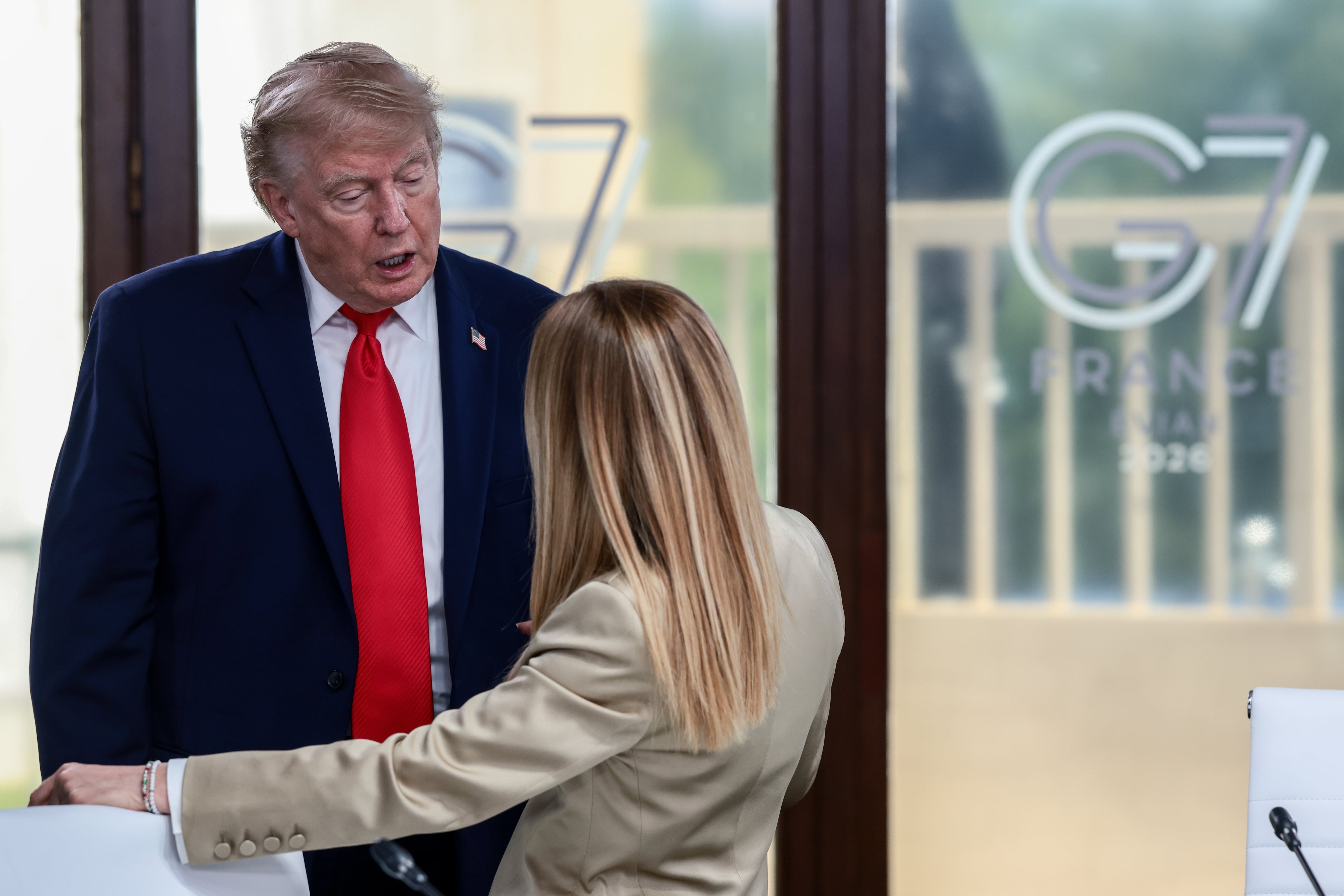 El presidente de Estados Unidos, Donald Trump, habla con la primera ministra italiana, Giorgia Meloni, en un almuerzo de trabajo con líderes del G7 en Evian-les-Bains, Francia.