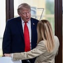 El presidente de Estados Unidos, Donald Trump, habla con la primera ministra italiana, Giorgia Meloni, en un almuerzo de trabajo con líderes del G7 en Evian-les-Bains, Francia.