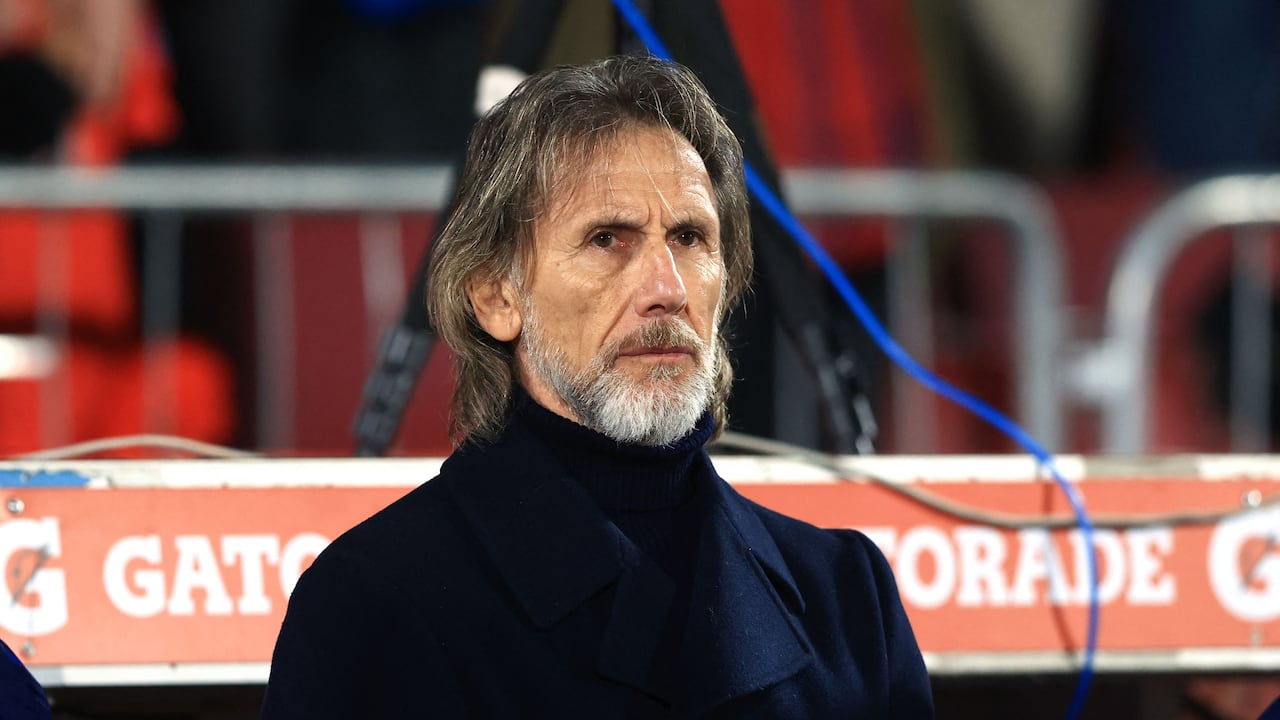 utbol, Chile vs Argentina.
Eliminatorias al mundial de la Fifa 2026.
El entrenador de la seleccion chilena Ricardo Gareca es fotografiado durante un partido clasificatorio al mundial de 2026 contra Argentina disputado en el estadio Nacional de Santiago, Chile.
05/06/2025
Felipe Zanca/Photosport
Football, Chile vs Argentina.
2026 FIfa World Cup qualifiers.
Chile�s head coach Ricardo Gareca is pictured during a 2026 Fifa World Cup qualifier match against Argentina at the National stadium in Santiago, Chile.
05/06/2025
Felipe Zanca/Photosport (Photo by FELIPE ZANCA/PHOTOSPORT / Photosport via AFP)