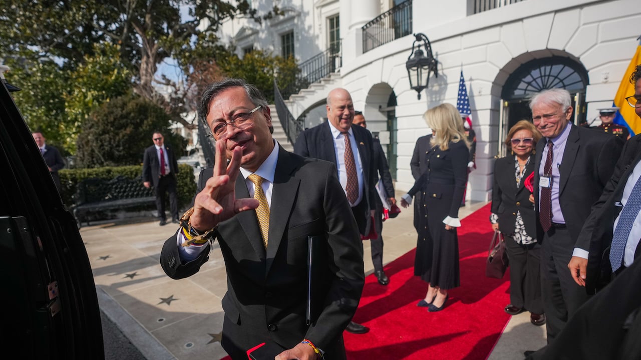 El presidente, Gustavo Petro, al momento de recibir en Washington la tradicional gorra de Donald Trump.
