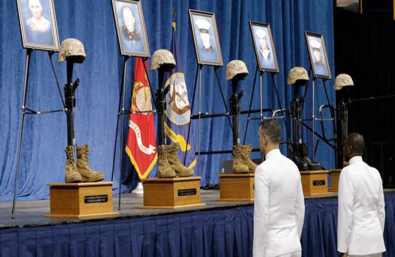 Oficiales de la armada les muestran sus respetos a los cinco militares que fueron asesinados el 16 de julio en la base militar de Chattanoga, Tennessee, al ser abaleados desde un carro. Se cree que el pistolero pertenecía a una organización terrorista extranjera. 