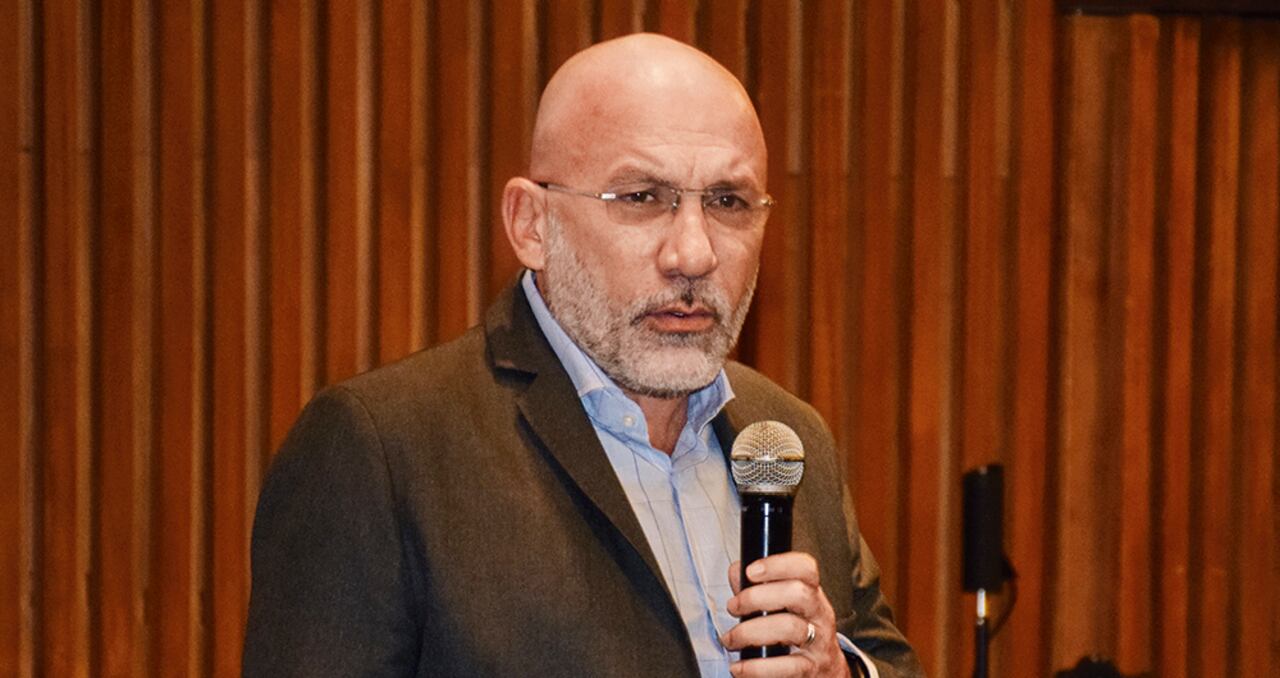 Con Roy Barreras, Bolívar también polemizó por su financiación a la primera línea.