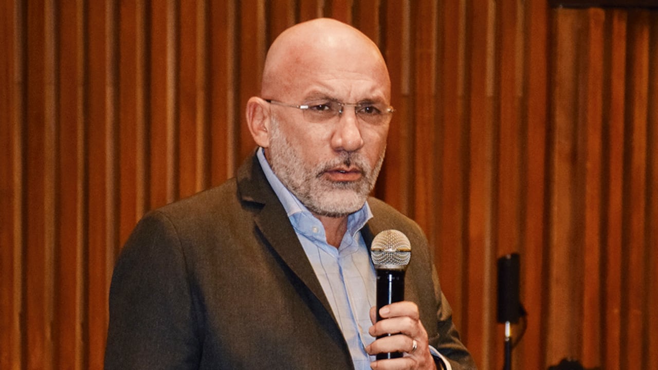 Con Roy Barreras, Bolívar también polemizó por su financiación a la primera línea.