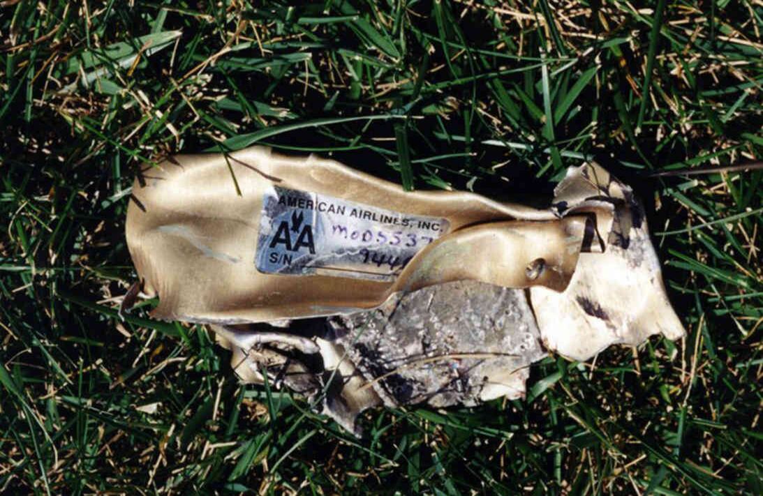 Una parte del avión en el césped del Pentágono. El avión que llevaba 64 personas a bordo colisionó contra la fachada occidental del edificio a las 9:37 de la mañana del 11 de septiembre de 2001. Foto: FBI