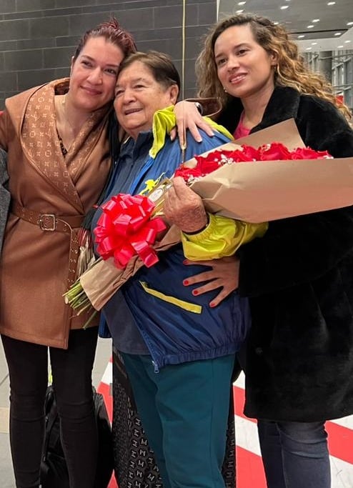 Ana de Franco fue recibida con flores en el Aeropuerto El Dorado.